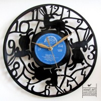 Zajíci: hodiny vyřezané z vinylové desky
